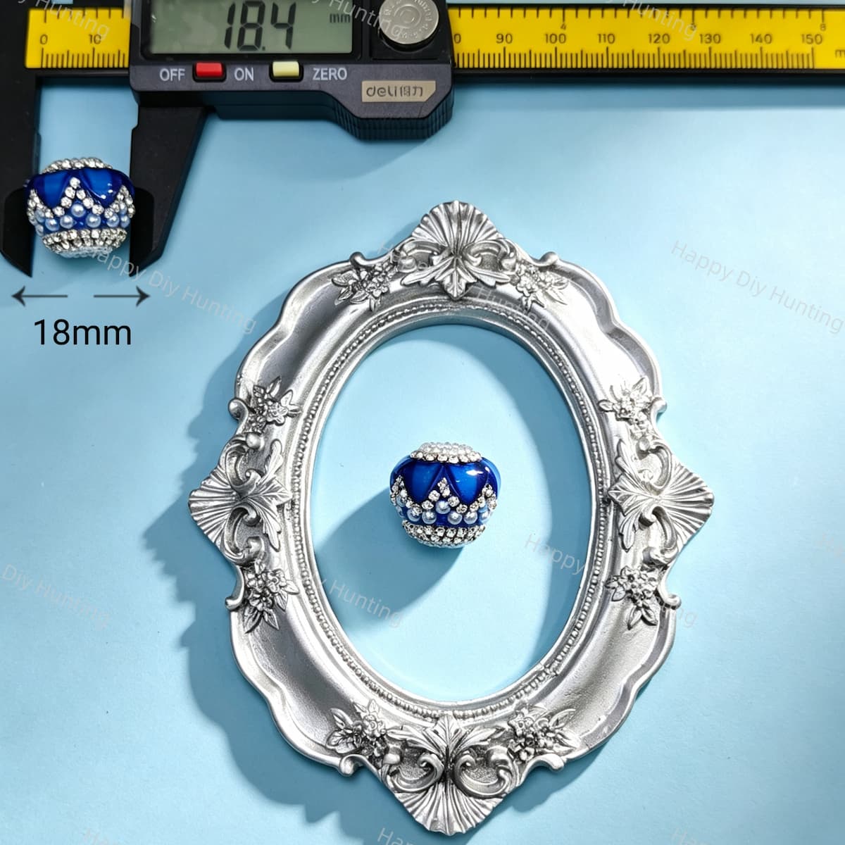 18mm dark blue crown-shaped bead decorated with pearls and sparkling rhinestones. Elegant and shiny, perfect for beadable pens, keychains, and handmade crafts.