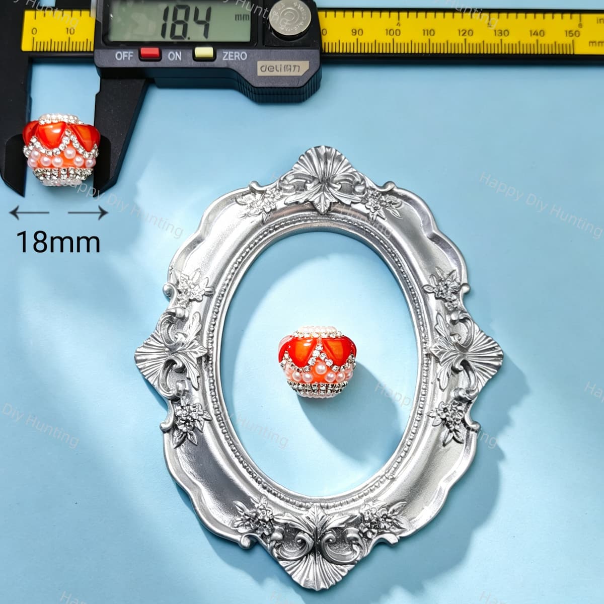 18mm orange crown-shaped bead decorated with pearls and sparkling rhinestones. Elegant and shiny, perfect for beadable pens, keychains, and handmade crafts.