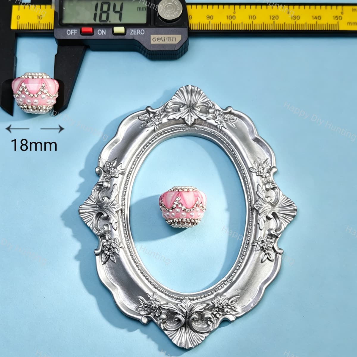 18mm pink crown-shaped bead decorated with pearls and sparkling rhinestones. Elegant and shiny, perfect for beadable pens, keychains, and handmade crafts.