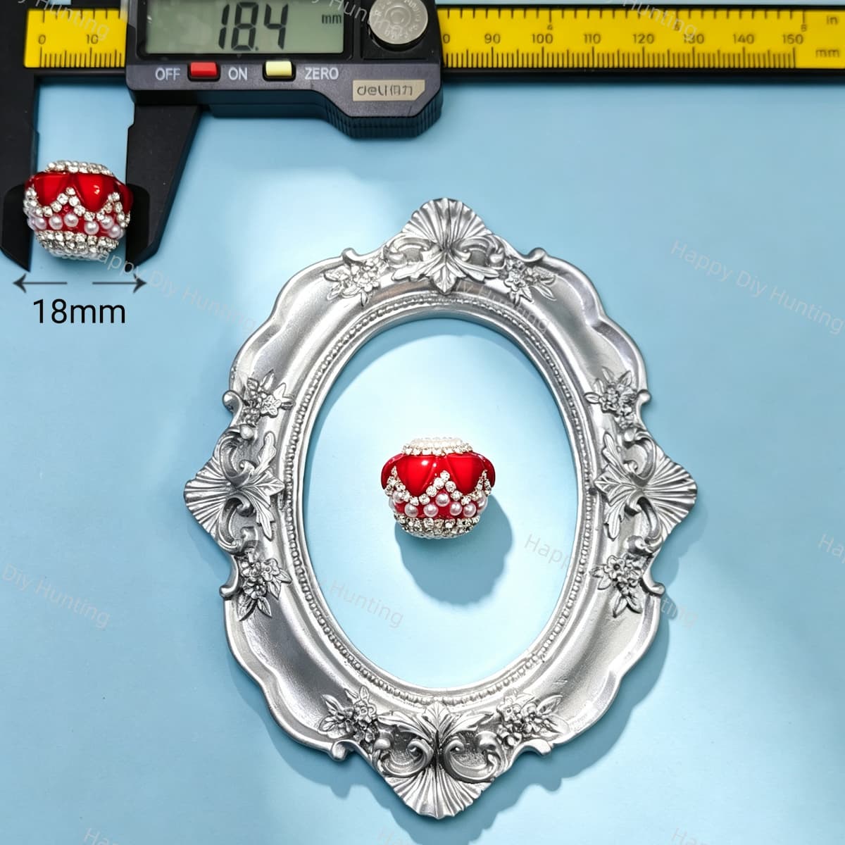 18mm red crown-shaped bead decorated with pearls and sparkling rhinestones. Elegant and shiny, perfect for beadable pens, keychains, and handmade crafts.