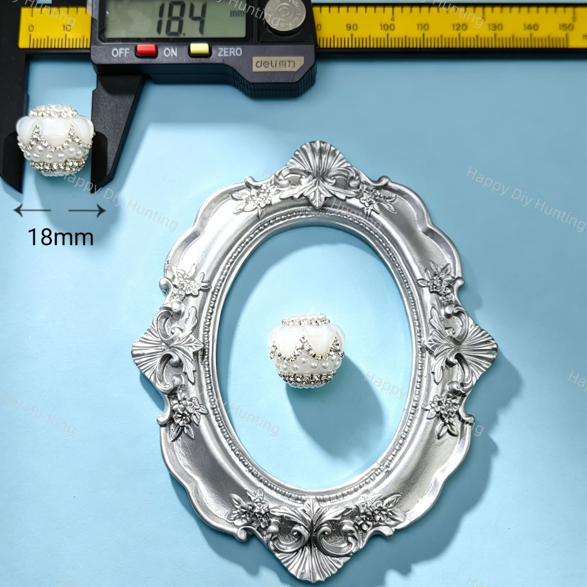 18mm white crown-shaped bead decorated with pearls and sparkling rhinestones. Elegant and shiny, perfect for beadable pens, keychains, and handmade crafts.
