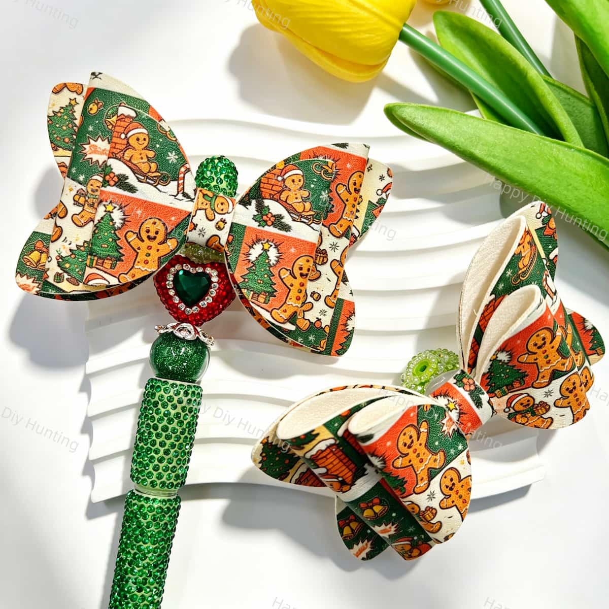 Bow-shaped beads featuring a Christmas gingerbread man print design. Lightweight, festive, and durable, perfect for beadable pens, keychains, and handmade holiday crafts.