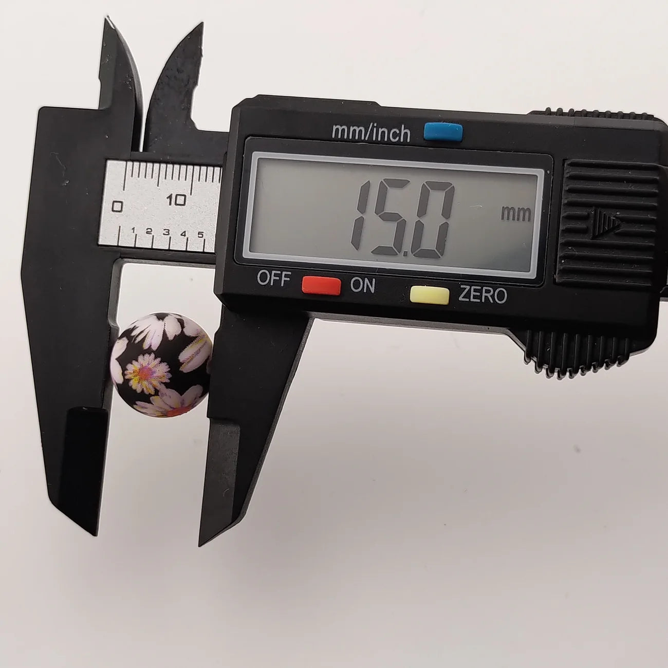 15mm Round Black Base White Daisy Printed Silicone Beads