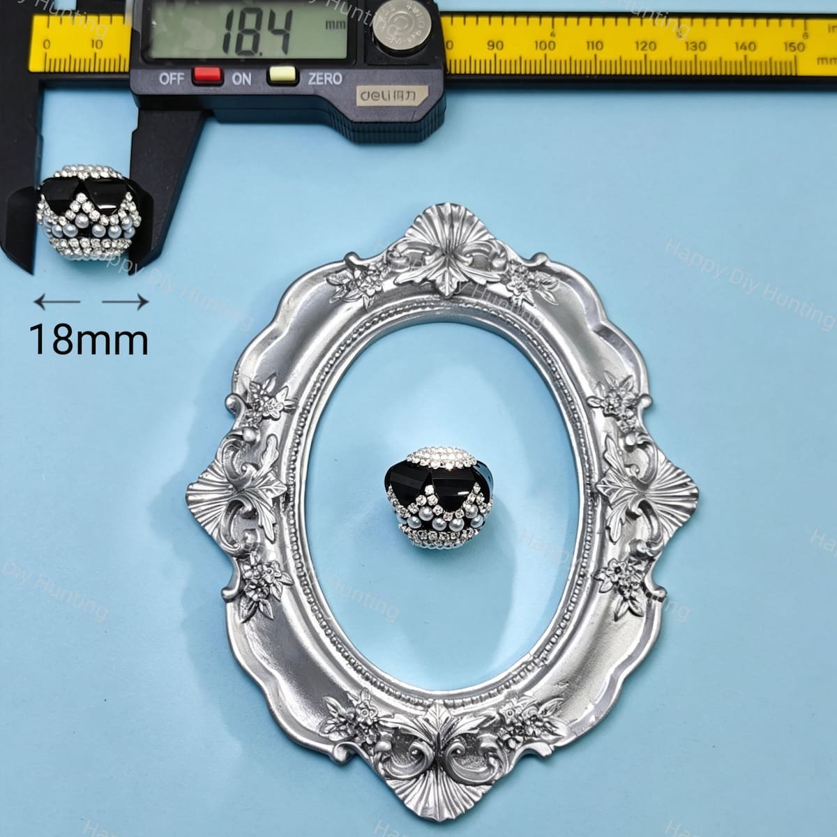 18mm black crown-shaped bead decorated with pearls and sparkling rhinestones. Elegant and shiny, perfect for beadable pens, keychains, and handmade crafts.