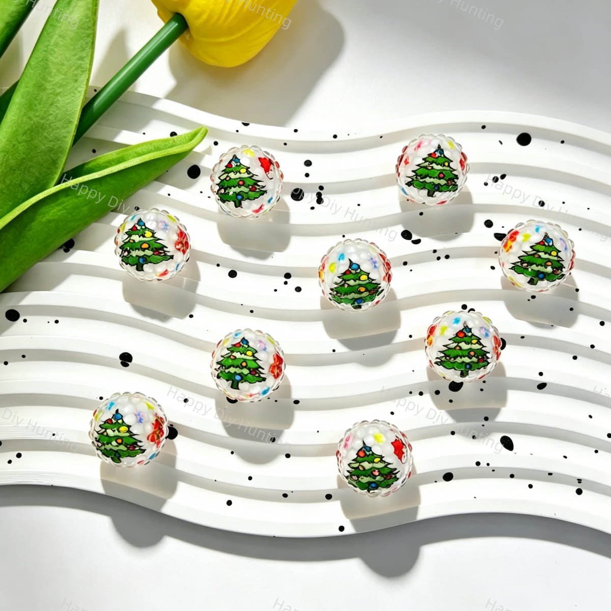 20mm acrylic rhinestone beads featuring a Christmas tree print design. Shiny, durable, and festive, perfect for beadable pens, keychains, and holiday crafts.