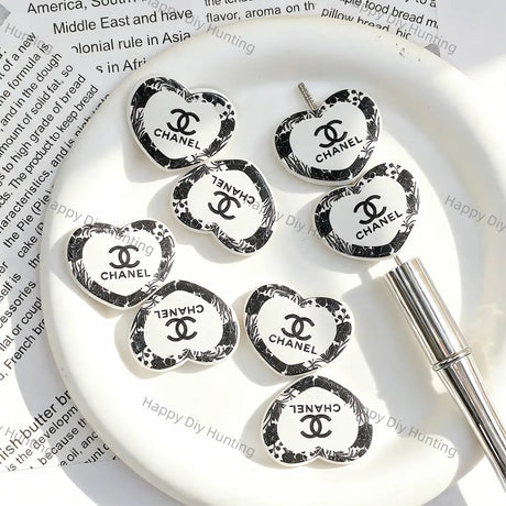 Elegant Black Floral Border White Flat Heart Acrylic Focal Beads, Double Sided Decorative Acrylic Beads For DIY Beadable Pen Keychain Bracelet Handmade Craft Supplies