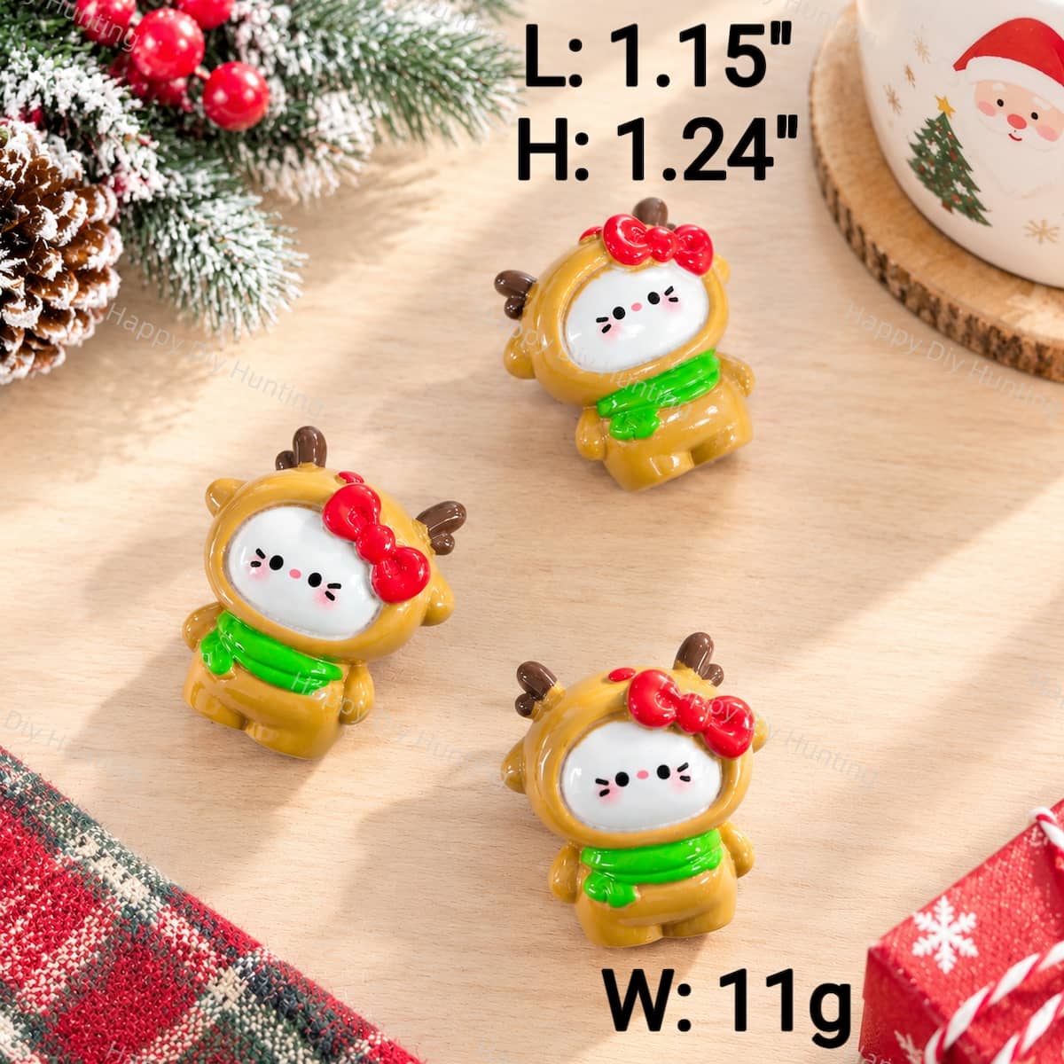 A Christmas cartoon kitty clay pen topper featuring a brown reindeer outfit with a red bow and green scarf. Measures 1.15" L x 1.24" H and weighs 11g. Solid clay topper with no pre-drilled holes, perfect for custom beadable pens and DIY crafts.