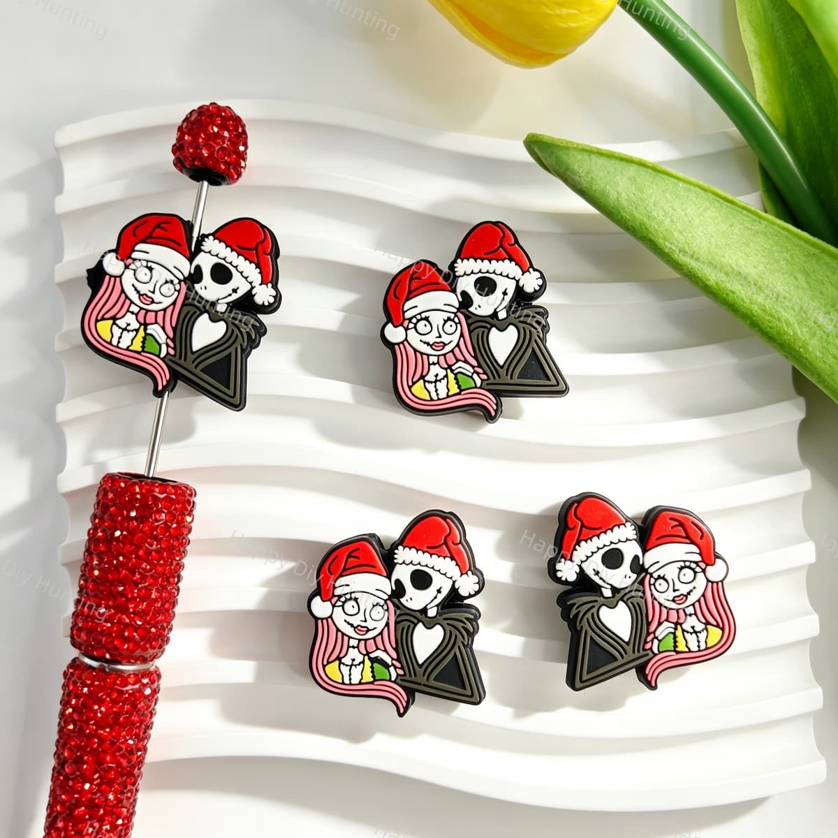 Silicone focal beads featuring a couple character design wearing Santa hats. Soft, durable, and flexible, perfect for beadable pens, keychains, and handmade holiday crafts.