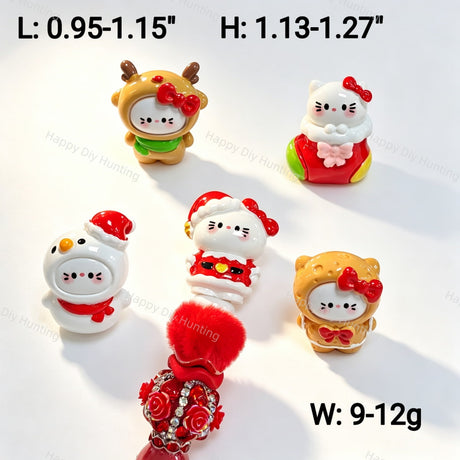 A collection of five Christmas cartoon kitty clay pen toppers featuring reindeer, snowman, Santa, gingerbread, and stocking outfits. Sizes range from 0.95-1.15" L and 1.13-1.27" H, weighing 9-12g. Solid clay toppers with no pre-drilled holes, perfect for custom beadable pens and DIY crafts.