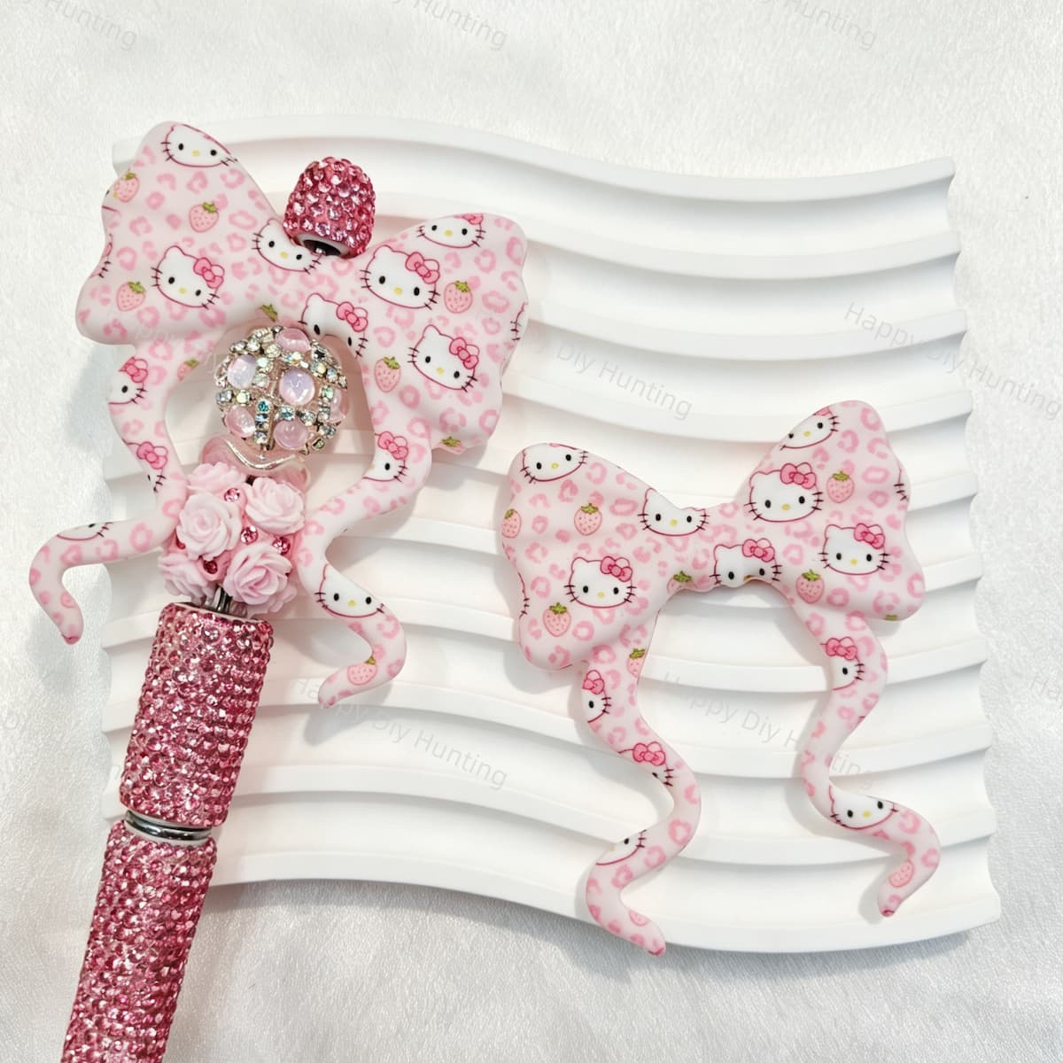 Silicone bow beads featuring a pink cat and leopard print design. Soft, durable, and flexible, perfect for beadable pens, keychains, and handmade crafts.