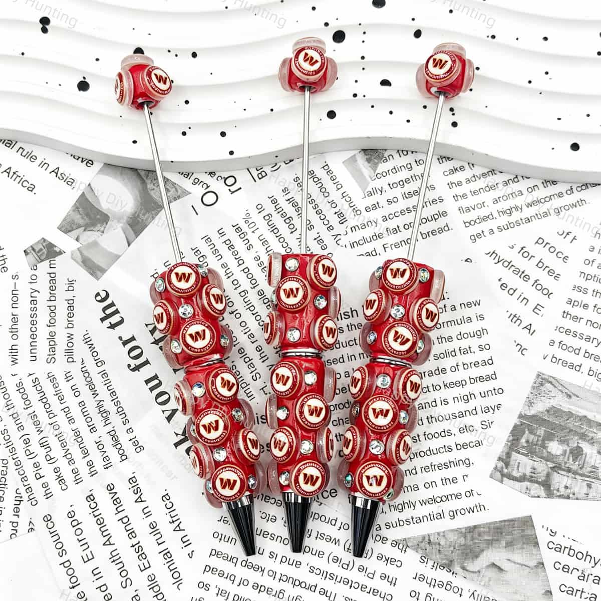 Red W‑letter football emblem sports beadable pens, circular beads printed with W‑letter patterns and iridescent rhinestones for diy handmade stationery